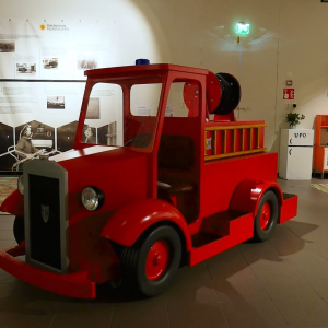 Paloauto, johon lapsi voi mennä sisälle ja leikkiä.