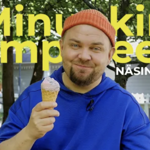 Mies on kesäisessä puistossa pipo päässä ja jäätelötötterö kädessä.