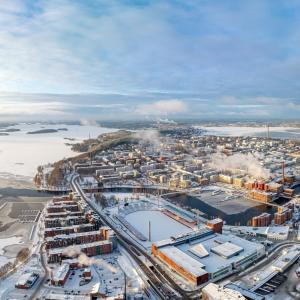 Dronella otettu maisemakuva, jossa etualalla luminen Nokia Arena ja Ratina, keskellä Tammerkoskea ympäröivät tiilitalot ja taustalla Näsijärvi.