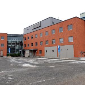 Tampereen Ratinanrannassa sijaitseva entinen toimistotalo muuttuu kesäksi 2024 elämykselliseksi taiteen keskukseksi.