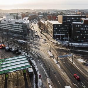 Hatanpään valtatien ja Tampereen valtatien risteys, näkymä etelään, autoja