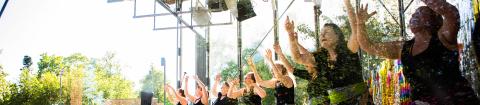 Tanssijoita liehuvat hameet päällä ja kädet ilmassa esiintymässä Laikunlavalla.