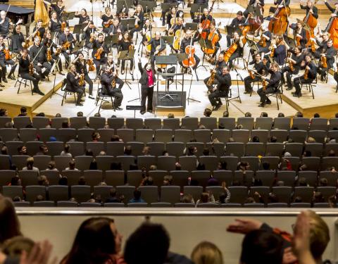Lapset vilkuttavat muusikoille Tampere Filharmonian konserttikatsomosta.
