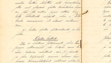 Vanha asiakirja, jossa on kaunokirjoitusta ja ihmisten allekirjoituksia sekä niteet keskellä.