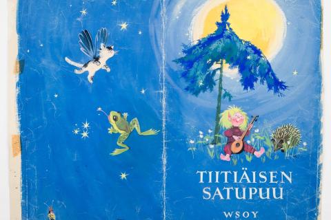 Kirsi Kunnaksen Tiitiäisen satupuu -kirjan kansi kuvitus, jossa sinisellä pohjalla laulava ja soittava peikkohahmo ja eläimiä