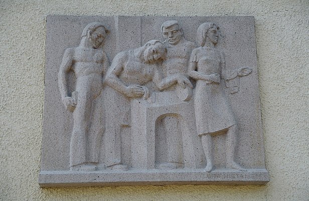 Tampereen ammattikoulun seinreliefi