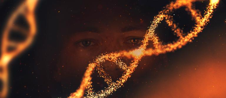 Kultaisena hohtavan DNA-rihmaston takaa näkyvät ihmisen silmät.