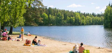 Kesän viettäjiä Suolijärven uimarannalla.