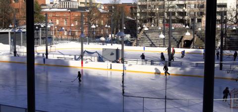 Luistelijoita Koulukadun kentän jääkiekkokaukaloissa.