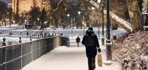 Ihminen kävelee hämärässä talvisäässä Koskipuistossa.