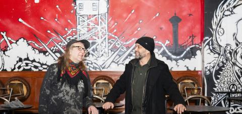 Kaksi miestä Vastavirta-klubilla