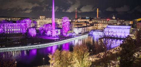 Tammerkosken ympäristö valaistuna violetiksi.