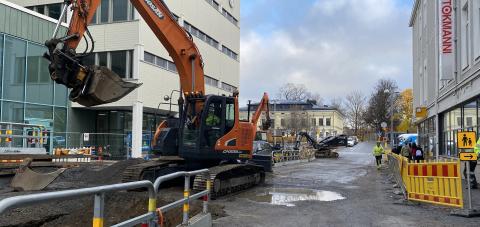 Kaivinkone Puutarhakadun työmaalla kadun itäpäässä.