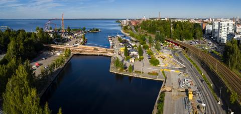 Kuvassa näkyy Särkänsillan työmaa Mustanlahden sataman ja Särkänniemen välissä