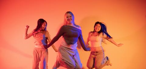  Kolme nuorta hyppäämässä ilmaan