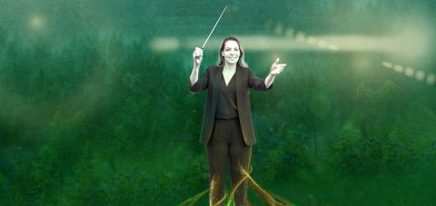 Kapellimestari johtaa orkesteria vihreässä metsäisessä ympäristössä. Hahmon jalat muuttuvat maahan haarautuviksi juuriksi.