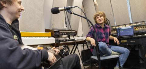 Lauri Sukanen ja Teemu Markkula istuvat Nekalan kulttuurikeskuksen musiikkistudiossa.