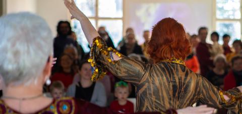 Vatsatanssijoita sekä yleisöä Haiharan kartanon salissa.