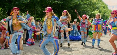 Katutanssijoita näyttävissä asuissa Hämeenpuistossa.