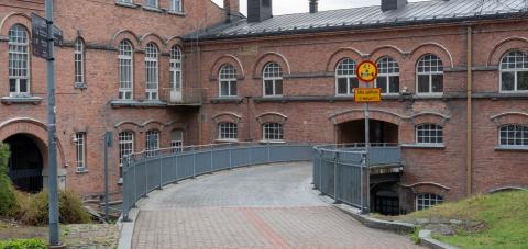 A photograph of the Frenckell building on Valssipadonraitti and the tunnel running through it.