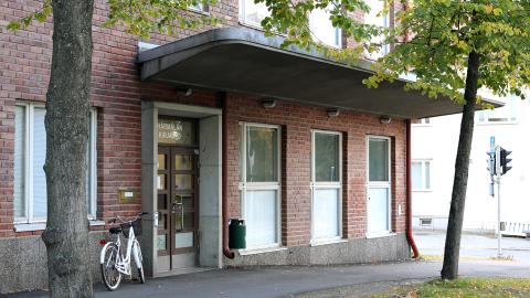Härmälän kirjaston sisäänkäynti.