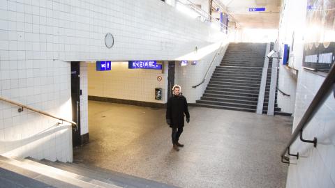 Henri seisoo rautatieaseman ulkoaulassa.