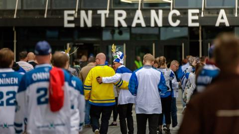 Kannatuspaitaisia jääkiekkofaneja menossa joukolla kohti Nokia Arenan sisäänkäyntiä.