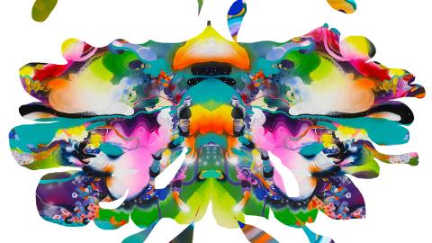 Abstrakti värikäs maalaus, joka muistuttaa perhosta.