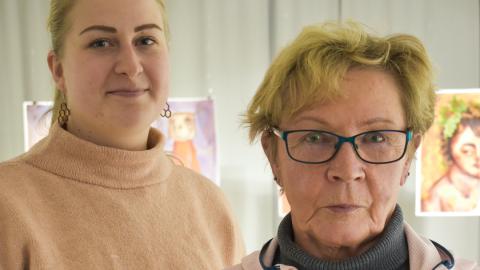 Kaksi henkilöä taidenäyttelyssä.