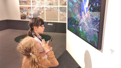 Kaksi lasta katselemassa taideteosta lastenkulttuurikeskus Rullassa.