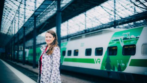 Tampereen pormestari Anna-Kaisa Ikonen seisoo Helsingin rautatieasemalla, takana juna.