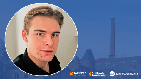 Sininen pohja, jossa näkyy Tampereen kaupunkia. Kuva nuoresta vaaleahiuksisesta miehestä.
