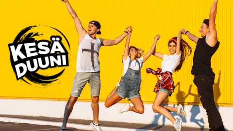 Neljä nuorta ovat parkkipaikalla keltaisen seinän edessä. He pitävät toisiaan käsistä kiinni ja hyppäävät iloisesti ilmaan. Kuvassa on kesäduuni-kampanjan logo.