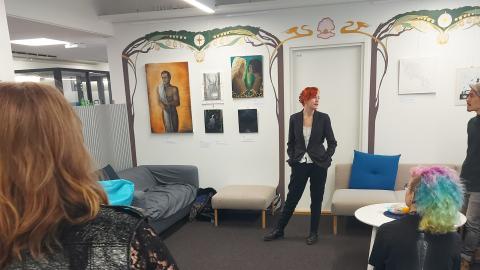 taiteilija Julia Koskimies esittelemässä taideteoksiaan näyttelyn avajaisissa