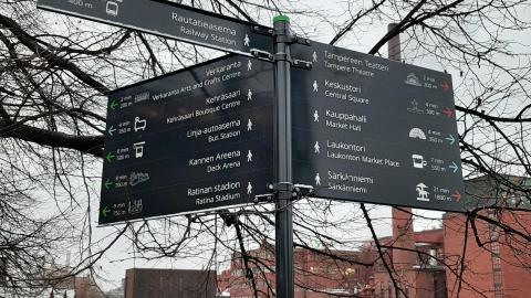 Pedestrian guide sign at the crossing of Hatanpään valtatien and Hämeenkatu