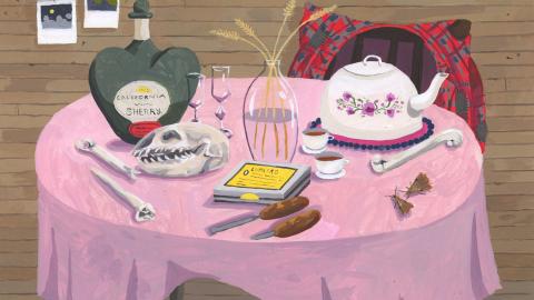 Vaaleanpunaisella pöydällä on teekannu, maljakko ja muita tavaroita. 