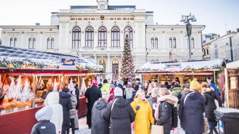 People wangering around at the Christmas Market on a bright winter day.