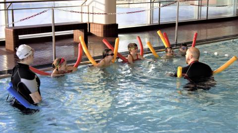 Varhaistaitoryhmä harjoittelee Tampereen uintikeskuksessa.