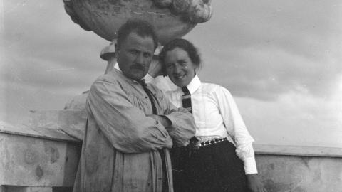 Mustavalkoisessa valokuvassa mies ja nainen Milavidan katolla.
