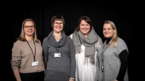 Tuotantotiimissä mukana olleet neljä naista rivissä rinnakkain kasvot kohti kameraa. Kaikki hymyilevät