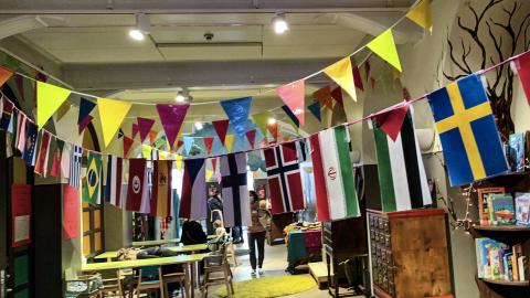 Eri maiden lippuja roikkumassa narussa lastenkulttuurikeskus Rullassa.