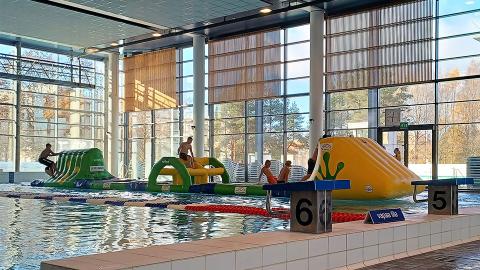 Lapsia Wibit-toimintaradalla Tampereen uintikeskuksessa.