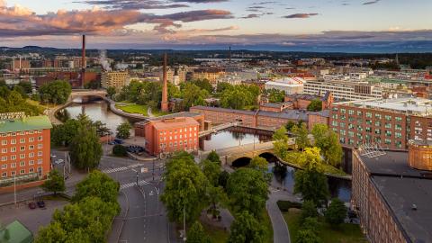 Drone kuva Tampereen keskustasta kesäiltana