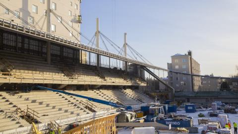 Tammelan stadionin rakennustyömaa ja rakenteilla oleva betoninen katsomorakenne.