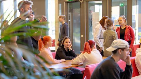 Opiskelijat viettävät aikaa kahvilassa