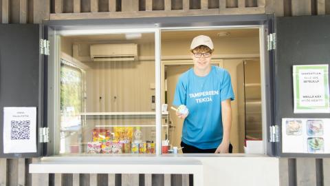 Aapo Teikari seisoo jäätelökioskissa.