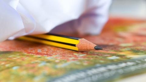 Lyijykynä lehden päällä. Kuvituskuva.