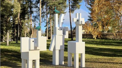 Havainnekuvassa puistoon sijoitettava teos, jossa kolme betonista hahmoa.