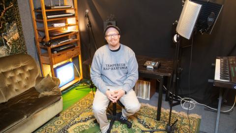 Niko Torvinen istuu studioksi muutetussa kellarihuoneessa.