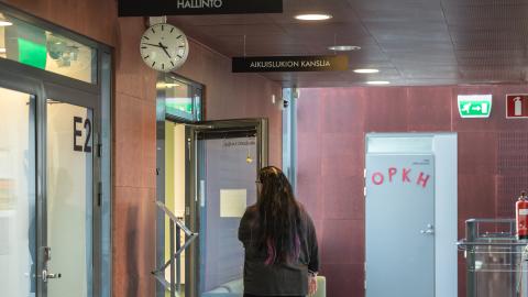Aikuislukion kanslian löydät koulun 2. kerroksesta.